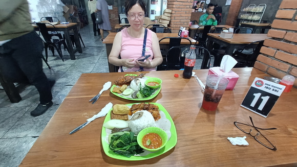 印尼峇里島．Ayam Tempong Ibu Sri Legendaris 烤辣雞飯