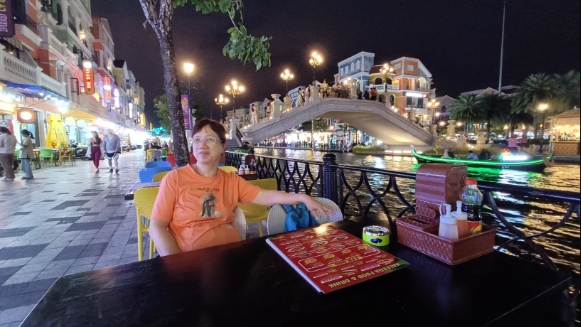 越南富國島富國大世界．威尼斯運河畔餐廳用餐