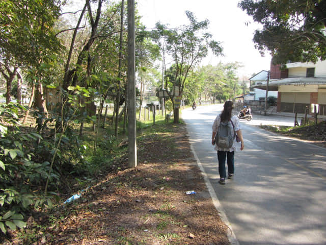 Nong Bua 湖步行往黑廟