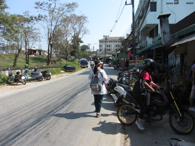 Nong Bua 湖步行往黑廟