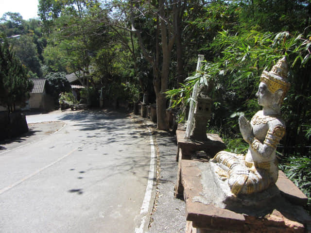 泰國美塞鎮 泰緬邊境 巨蠍廟步行往 Wat Tham Pha Chom