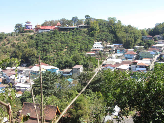 泰國美塞鎮 泰緬邊境 登上 Wat Tham Pha Chom 展望台