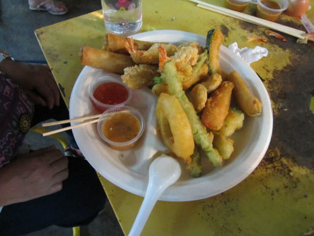 泰國清萊 清萊夜市食街區晚餐雜錦天婦羅