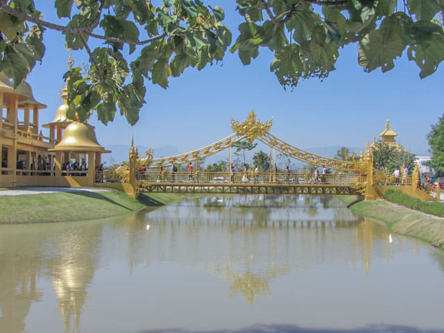 泰國清萊白廟 金碧輝煌的博物館