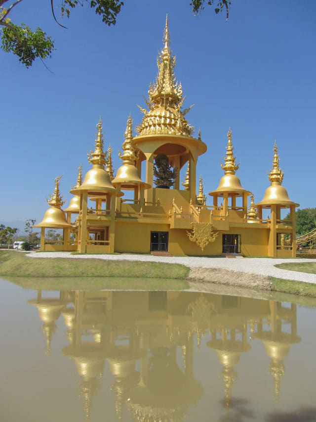 泰國清萊白廟 金碧輝煌的博物館