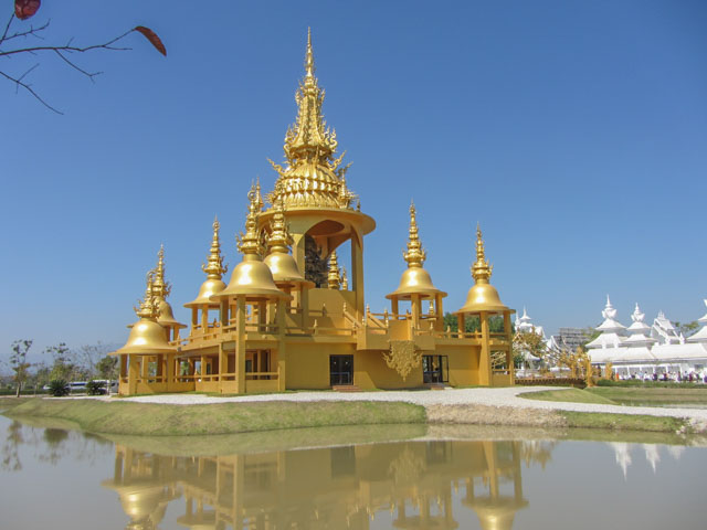 泰國清萊白廟 金碧輝煌的博物館