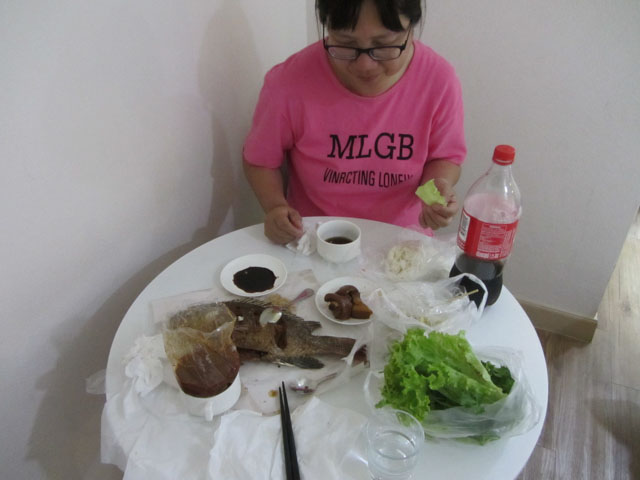 泰國清萊中央街市 熟食攤販晚餐