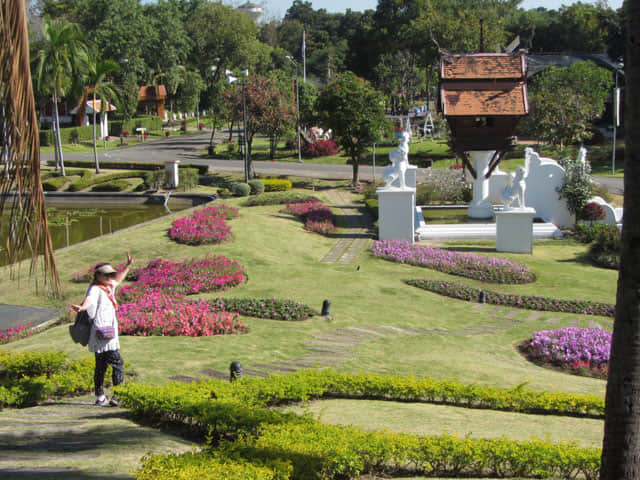 泰國清邁市拉查帕皇家花園 皇家樓閣 (Royal Pavillion) 前花圃和水池