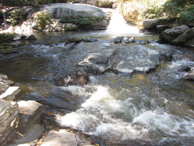 泰國 茵他儂國家公園 (Doi Inthanon National Park) - 瓦基拉坦瀑布 (Wachirathan Waterfall) 下游