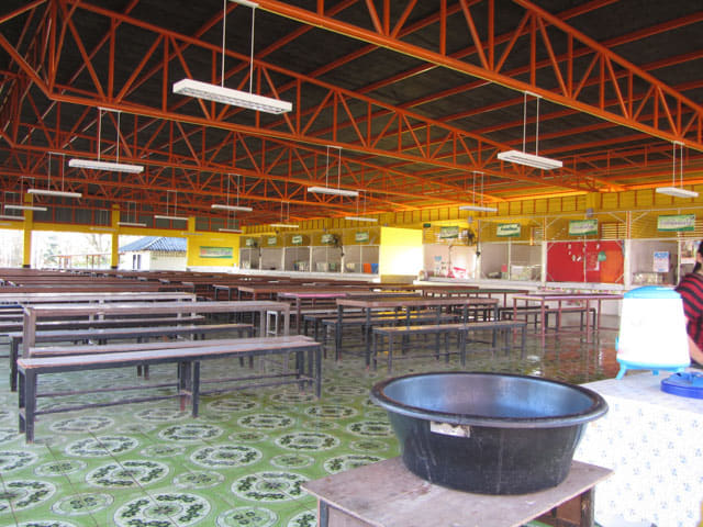 泰國夜沙良 (Mae Sariang / อำเภอแม่สะเรียง) Mae Sariang Boripat Suksa School (โรงเรียนแม่สะเรียง) 飯堂