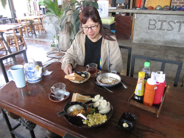 泰國夜沙良 (Mae Sariang / อำเภอแม่สะเรียง) 住宿 - 海上精品民宿 (Above the Sea Guesthouse) 餐廳早餐