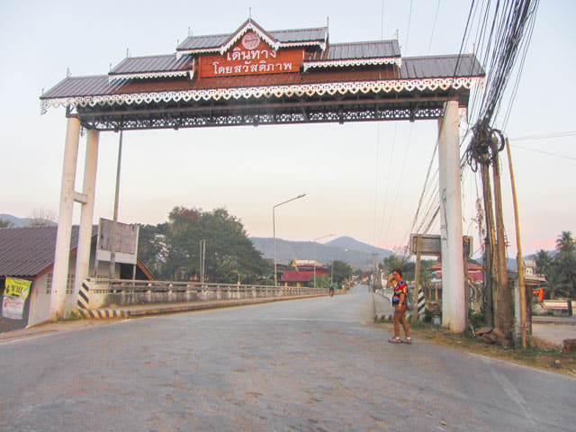 泰國夜沙良 (Mae Sariang / อำเภอแม่สะเรียง) 市區入口牌樓