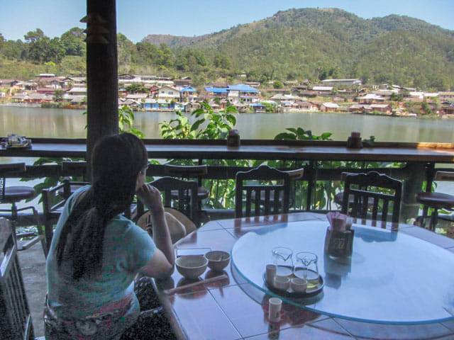 泰國 湄宏順 (Mae Hong Son) 泰緬邊境華人村 - 密窩村 (Ban Rak Thai / Mae Aw) 密窩村湖邊餐廳午餐