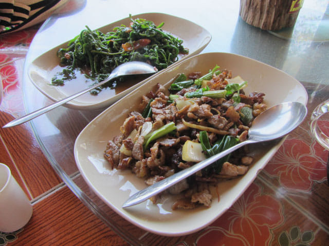 泰國 湄宏順 (Mae Hong Son) 泰緬邊境華人村 - 密窩村 (Ban Rak Thai / Mae Aw) 密窩村湖邊餐廳午餐