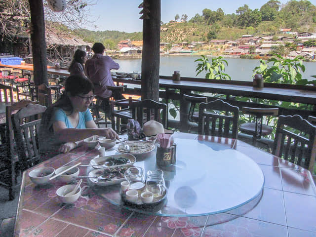 泰國 湄宏順 (Mae Hong Son) 泰緬邊境華人村 - 密窩村 (Ban Rak Thai / Mae Aw) 密窩村湖邊餐廳午餐