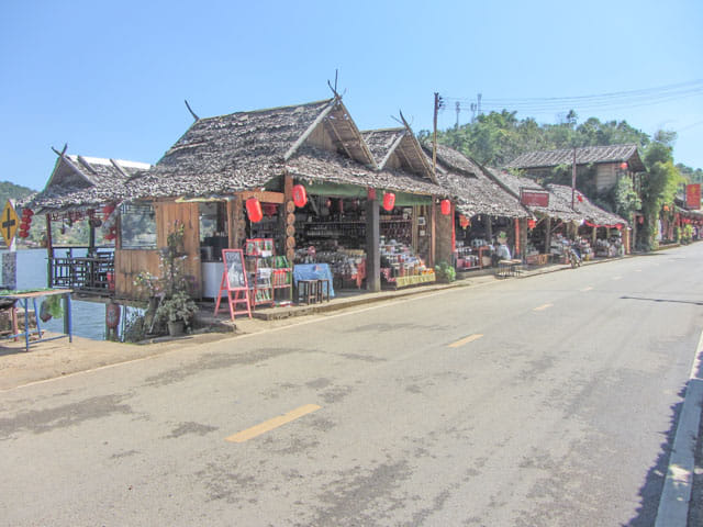 泰國 湄宏順 (Mae Hong Son) 泰緬邊境華人村 - 密窩村 (Ban Rak Thai / Mae Aw) 密窩村湖邊餐廳店舖