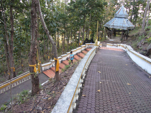 泰國 湄宏順 (Mae Hong Son) Wat Phra That Doi Kong Mu寺廟 登山路