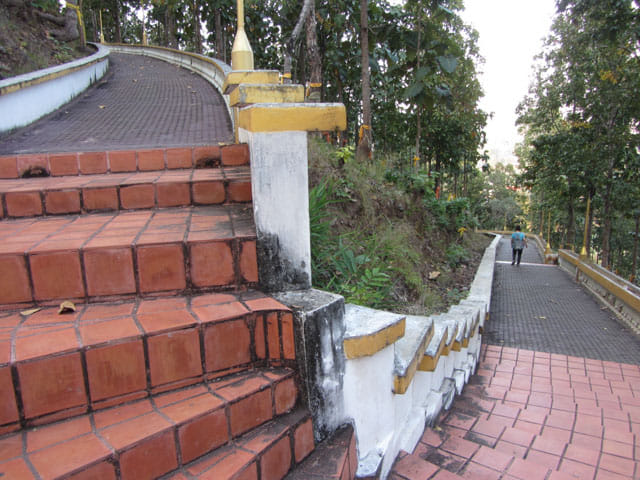 泰國 湄宏順 (Mae Hong Son) Wat Phra That Doi Kong Mu寺廟 登山路