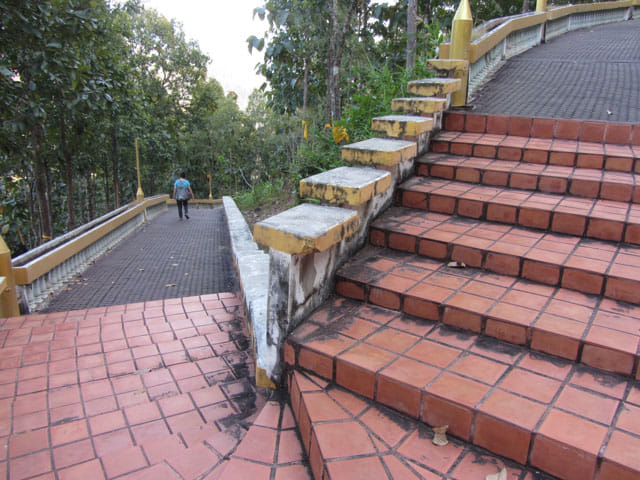 泰國 湄宏順 (Mae Hong Son) Wat Phra That Doi Kong Mu寺廟 登山路