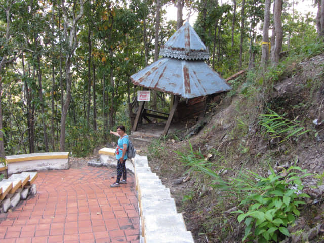泰國 湄宏順 (Mae Hong Son) Wat Phra That Doi Kong Mu寺廟 登山路