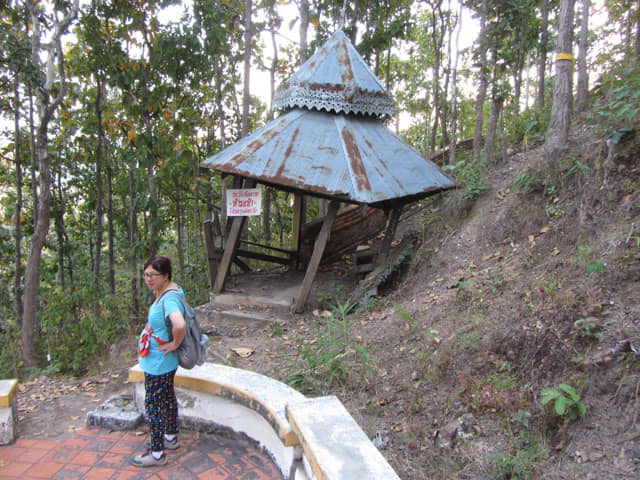 泰國 湄宏順 (Mae Hong Son) Wat Phra That Doi Kong Mu寺廟 登山路