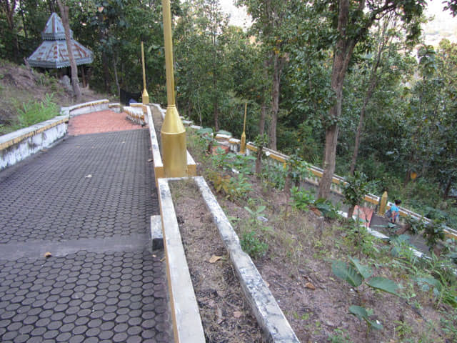 泰國 湄宏順 (Mae Hong Son) Wat Phra That Doi Kong Mu寺廟 登山路