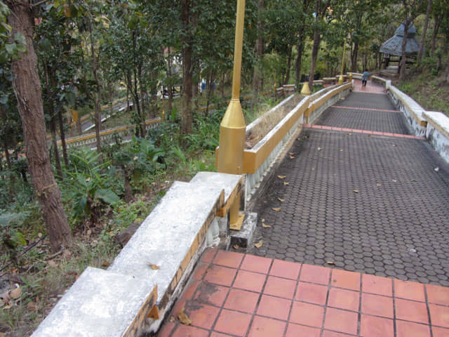 泰國 湄宏順 (Mae Hong Son) Wat Phra That Doi Kong Mu寺廟 登山路