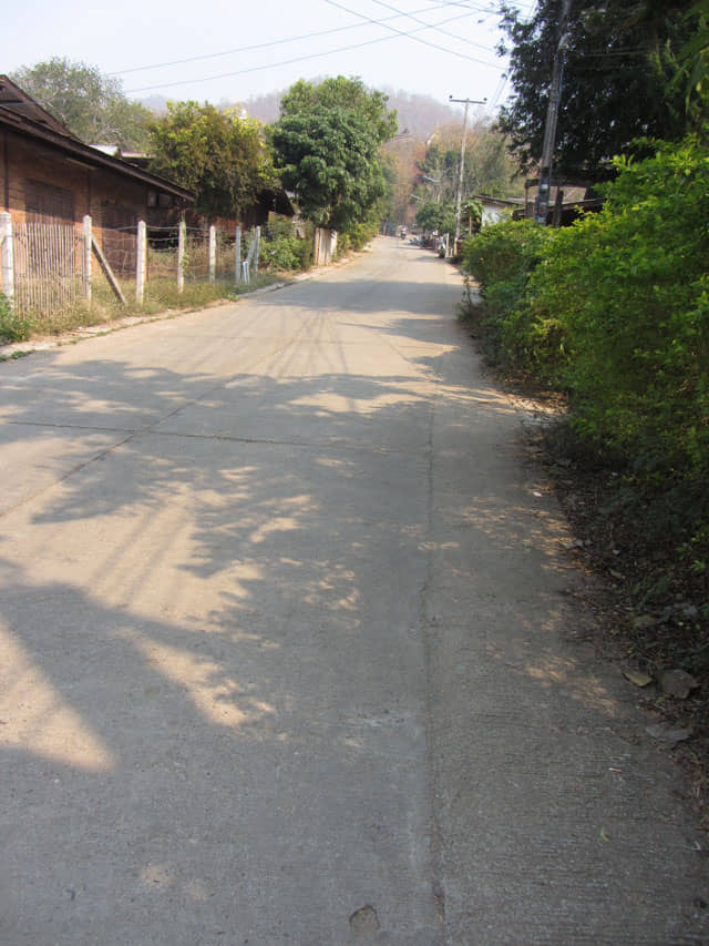 泰國 拜縣 (Pai) 白佛美茵寺 (Chedi Phra That Mae Yen) 登山道