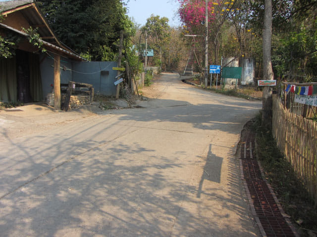 泰國 拜縣 (Pai) 白佛美茵寺 (Chedi Phra That Mae Yen) 登山道