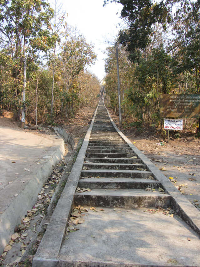 泰國 拜縣 (Pai) 白佛美茵寺 (Chedi Phra That Mae Yen) 長長登山石階