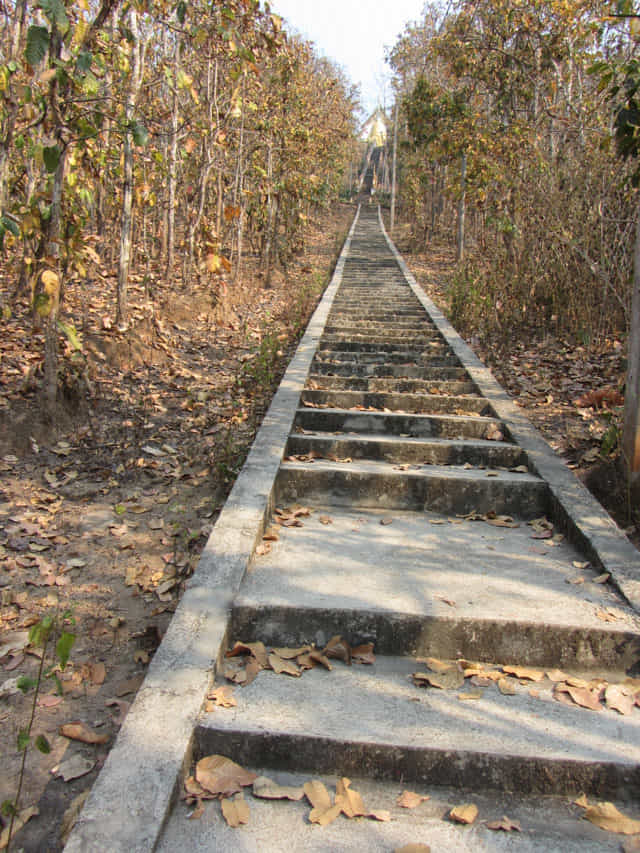 泰國 拜縣 (Pai) 白佛美茵寺 (Chedi Phra That Mae Yen) 長長登山石階