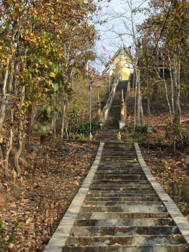 泰國 拜縣 (Pai) 白佛美茵寺 (Chedi Phra That Mae Yen) 長長登山石階