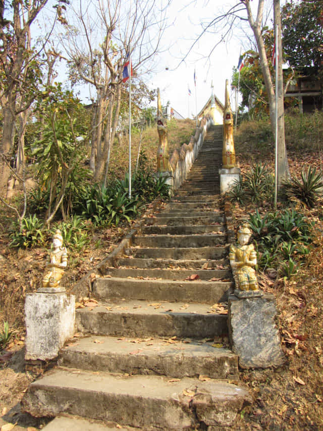 泰國 拜縣 (Pai) 白佛美茵寺 (Chedi Phra That Mae Yen) 登山石階