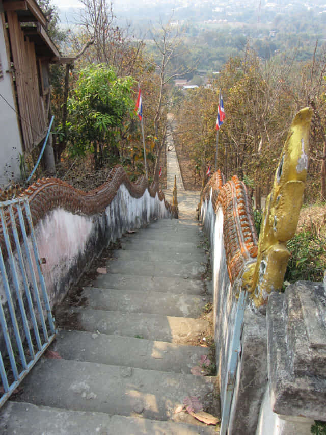 泰國 拜縣 (Pai) 白佛美茵寺 (Chedi Phra That Mae Yen) 登山石階