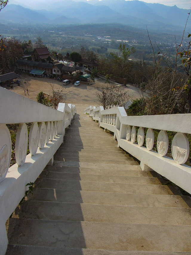 泰國 拜縣 (Pai) 白佛美茵寺 (Chedi Phra That Mae Yen) 沿天梯登上 山頂拜縣巨型佛像 (Big Buddha Pai)