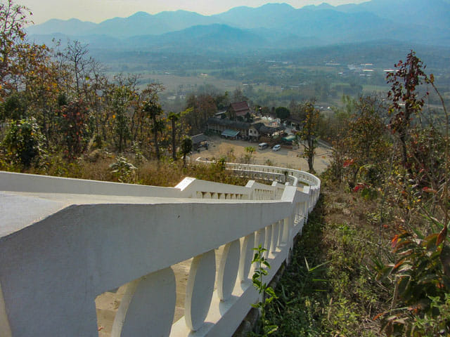 泰國 拜縣 (Pai) 白佛美茵寺 (Chedi Phra That Mae Yen) 沿天梯登上 山頂拜縣巨型佛像 (Big Buddha Pai)