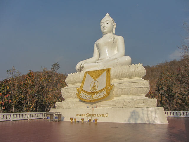 泰國 拜縣 (Pai) 白佛美茵寺 (Chedi Phra That Mae Yen) 山頂上的拜縣巨型佛像 (Big Buddha Pai)