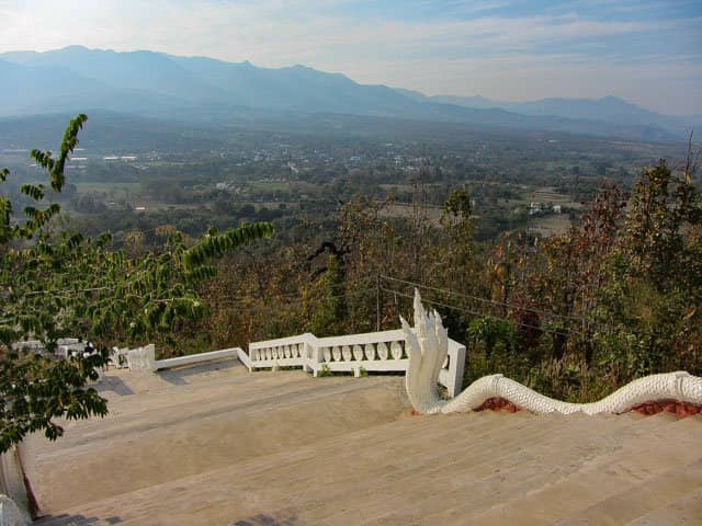 泰國 拜縣 (Pai) 白佛美茵寺 (Chedi Phra That Mae Yen) 山頂上的拜縣巨型佛像 (Big Buddha Pai) 遠眺