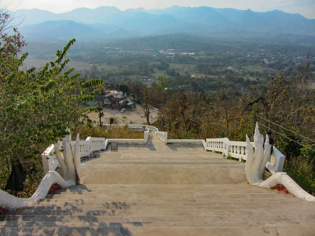 泰國 拜縣 (Pai) 白佛美茵寺 (Chedi Phra That Mae Yen) 山頂上的拜縣巨型佛像 (Big Buddha Pai) 遠眺