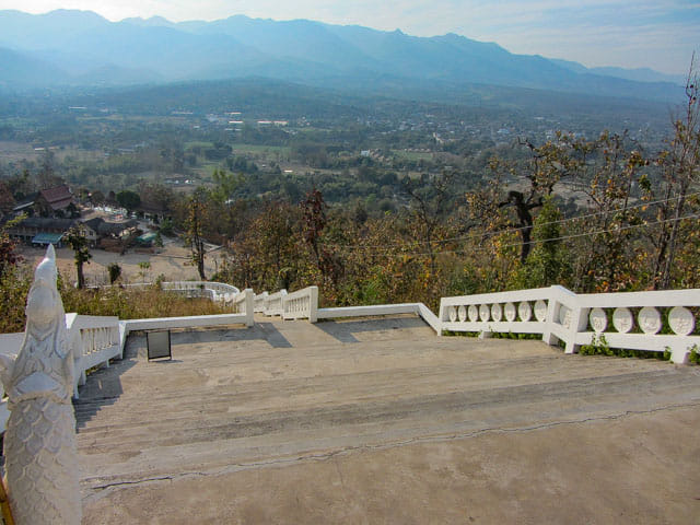 泰國 拜縣 (Pai) 白佛美茵寺 (Chedi Phra That Mae Yen) 沿天梯登上 山頂拜縣巨型佛像 (Big Buddha Pai)