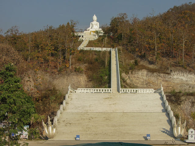 泰國 拜縣 (Pai) 白佛美茵寺 (Chedi Phra That Mae Yen) 山頂拜縣巨型佛像 (Big Buddha Pai)