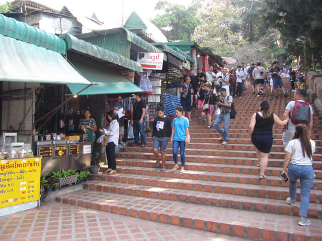 泰國 清邁 素帖寺 (Wat Phra That Doi Suthep) 登山石階