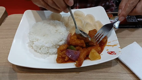 菲律賓馬尼拉 Chowking 超群 炸雞炒麵餐、糖醋魚餐