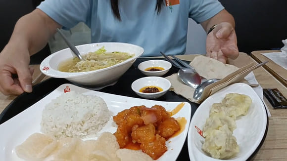 菲律賓馬尼拉 Chowking 超群 麵餐、糖醋魚餐