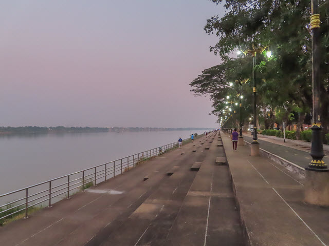 那空拍儂 Nakhon Phanom 湄公河畔步道晚間