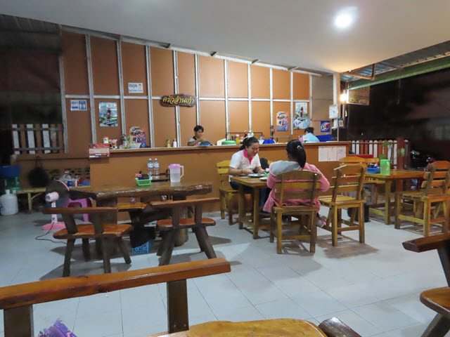 Nakhon Phanom U- Home Hotel 斜對面餐館晚餐