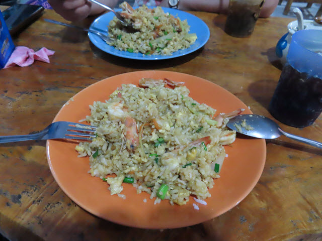 Nakhon Phanom U- Home Hotel 斜對面餐館晚餐