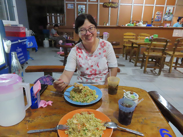 Nakhon Phanom U- Home Hotel 斜對面餐館晚餐