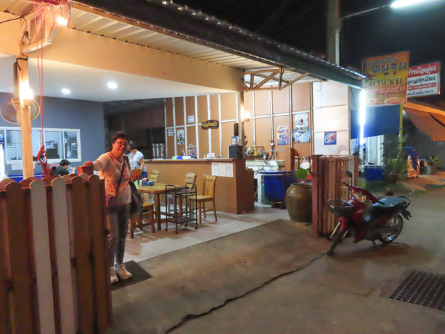 Nakhon Phanom U- Home Hotel 斜對面餐館晚餐