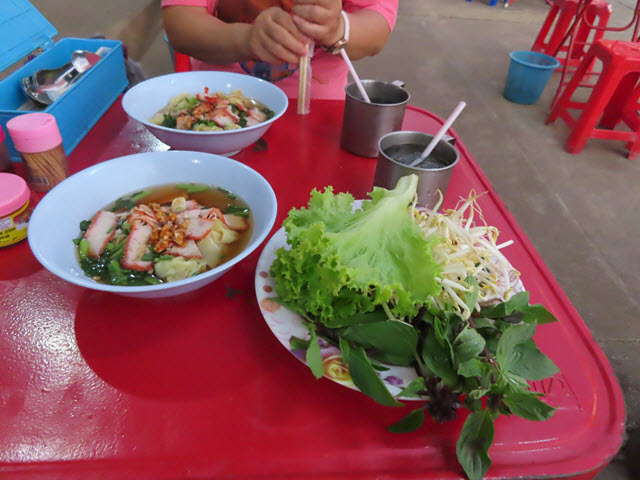穆達漢 (Mukdahan) 街邊熟食攤檔